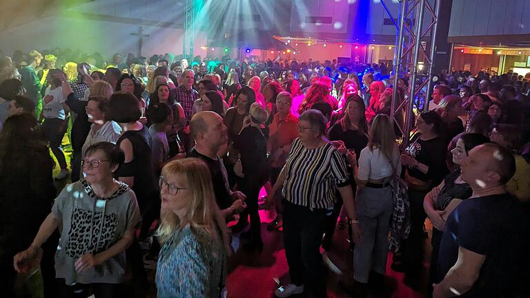 Musik und Tanz: Gute Stimmung herrschte bei der Bayern 1 Disco in Oberelsbach. Die Halle war voll.