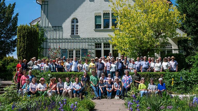 Die Mecklenburgische Seenplatte war Ziel der Gartenstudienreise des Kreisverbandes für Gartenbau und Landespflege. Unser Bild zeigt die Teilnehmerinnen und Teilnehmer vor dem imposanten Wohnhaus der Familie Förster in Potsdam. Die Mecklenburgische Seenplatte war Ziel der Gartenstudienreise des Kreisverbandes für Gartenbau und Landespflege. Unser Bild zeigt die Teilnehmerinnen und Teilnehmer vor dem imposanten Wohnhaus der Familie Förster in Potsdam.