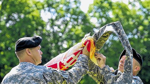 Die Flagge wird eingetütet: Bis zu einer etwaigen Reaktivierung der Einheit werden die Farben der Einheit verwahrt. Die Flagge wird eingetütet: Bis zu einer etwaigen Reaktivierung der Einheit werden die Farben der Einheit verwahrt.
