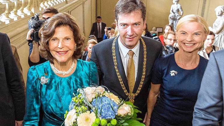 Hoher Besuch: Königin Silvia von Schweden in der Residenz an der Seite von Würzburgs OB Christian Schuchardt und AAsa Petersson, Geschäftsführerin der Region Mainfranken GmbH. Hoher Besuch: Königin Silvia von Schweden in der Residenz an der Seite von Würzburgs OB Christian Schuchardt und AAsa Petersson, Geschäftsführerin der Region Mainfranken GmbH.