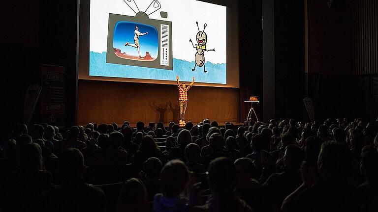 Volles Haus in der Lohrer Stadthalle bei „Abenteuer Erleben Live!“ am Sonntag. Hier steht Willi Weitzel auf der Bühne. Volles Haus in der Lohrer Stadthalle bei „Abenteuer Erleben Live!“ am Sonntag. Hier steht Willi Weitzel auf der Bühne.
