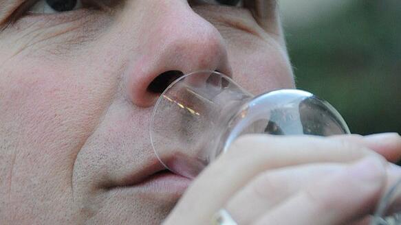 . . . schmecken: mit allen Sinnen genießen, heißt es für den Edelbrand-Sommelier Holger Rudolph aus Unterhohenried. . . . schmecken: mit allen Sinnen genießen, heißt es für den Edelbrand-Sommelier Holger Rudolph aus Unterhohenried.