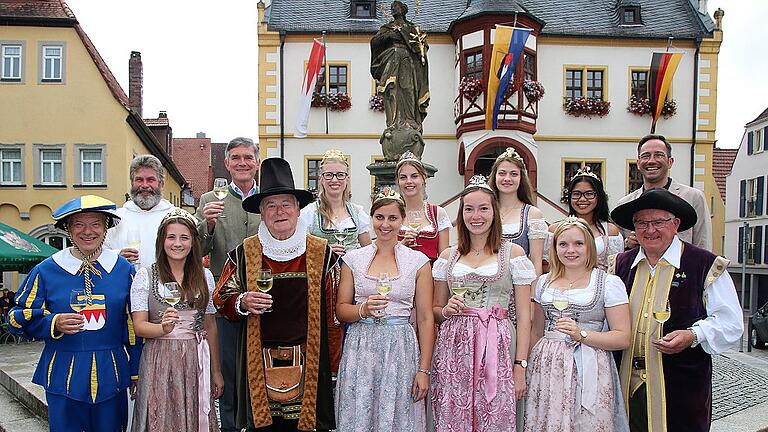 Der Weinadel der Mainschleife-Region und die Verantwortlichen der Stadt Volkach und der Tourist-Information freut sich schon auf Frankens größte Schoppenfete Mitte August. Das Jubiläumsweinfest eröffnen Volkachs Weinprinzessin Alina Wiederer (vorne Mitte), der Ratsherr Werner Burger (vorne Dritter von links), Bürgermeister Peter Kornell (hinten Zweiter von links) und Tourismuschef Marco Maiberger (hinten rechts) gemeinsam mit Bayerns Ministerpräsident Markus Söder