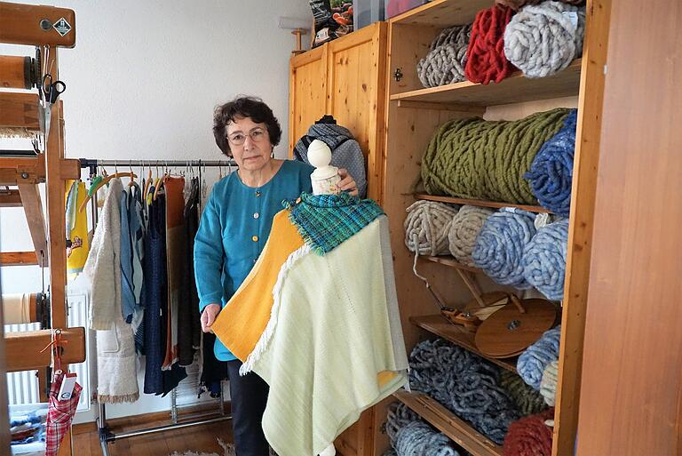 Silvia Kisperth mit einem selbst gewebten Poncho aus selbst gesponnener Wolle. Silvia Kisperth mit einem selbst gewebten Poncho aus selbst gesponnener Wolle.