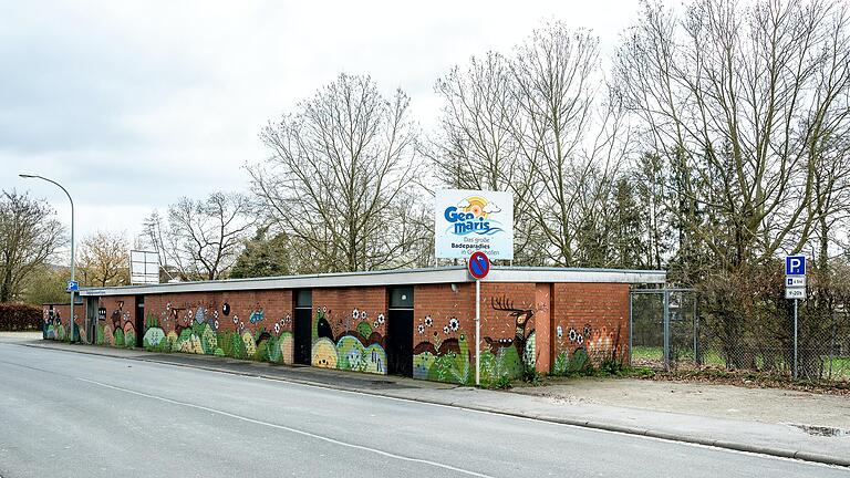 Im Bereich des ehemaligen Nebeneingangs des Geomaris-Freibads wird der zusätzliche Kindergarten in Modulbauweise entstehen. Zuvor muss das alte Gebäude abgerissen werden. Im Bereich des ehemaligen Nebeneingangs des Geomaris-Freibads wird der zusätzliche Kindergarten in Modulbauweise entstehen. Zuvor muss das alte Gebäude abgerissen werden.
