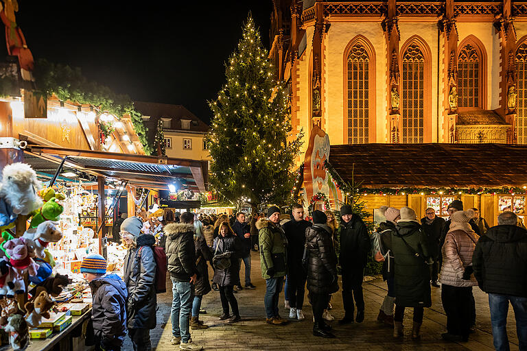 Nicht nur Glühwein und Feuerzangenbowle gibt es auf dem Würzburger Weihnachtsmarkt. Auch viele Verkaufsstände bieten ihre Waren an. Nicht nur Glühwein und Feuerzangenbowle gibt es auf dem Würzburger Weihnachtsmarkt. Auch viele Verkaufsstände bieten ihre Waren an.