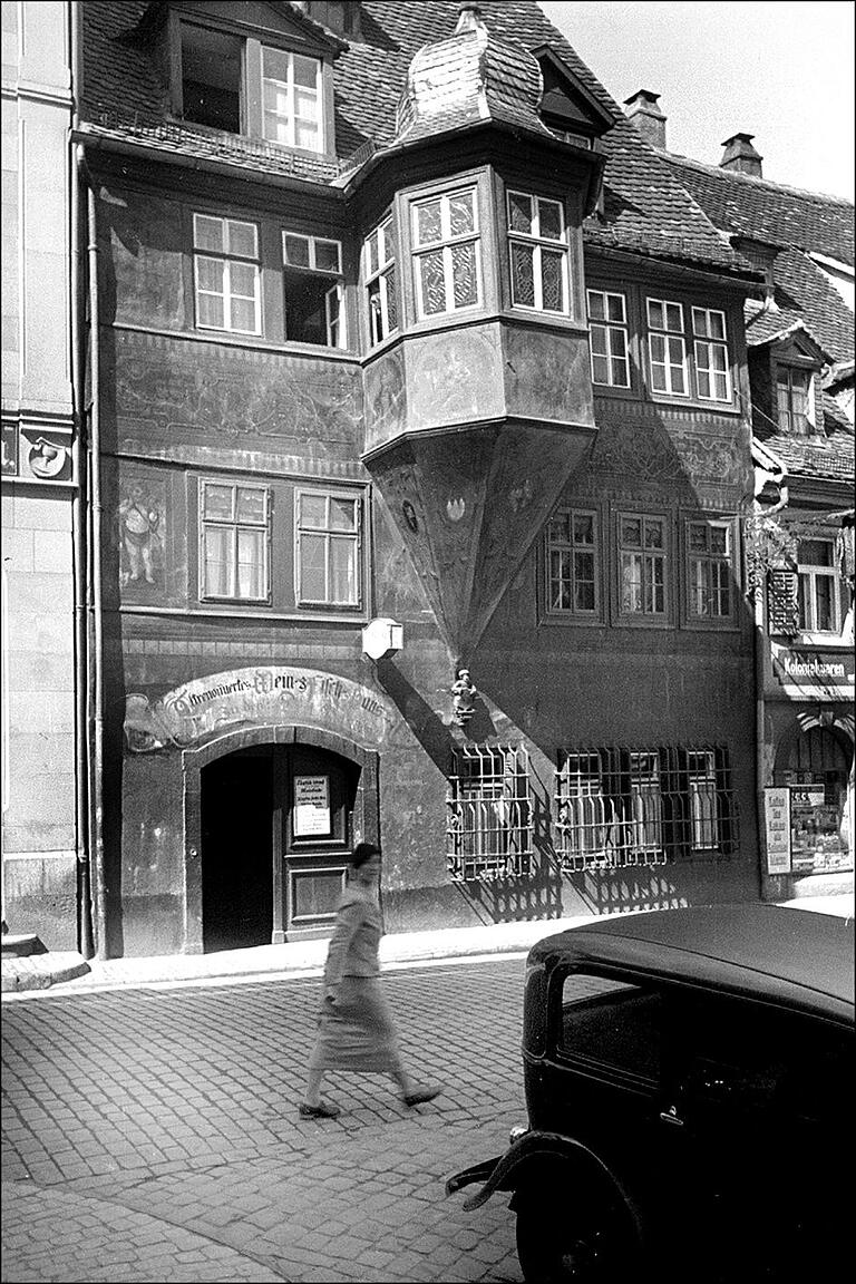 Das Weinhaus 'Zu den Drei Kronen' (1944): Vor dem Zweiten Weltkrieg gehörte das Wein- und Fischhaus mit dem markanten Erker zu den bekanntesten Lokalen im Mainviertel. Aufgrund seiner langen Geschichte war es Namensgeber von Platz, Straße und Tor. Heute befindet sich dort die Einfahrt zum Parkhaus Alte Mainbrücke.