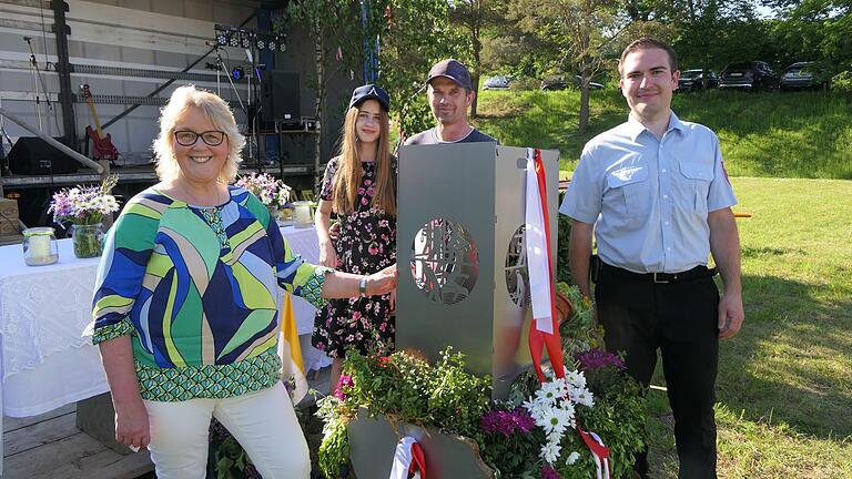 Im Namen des Obst- und Gartenbauvereins Schönbach überreichte dessen Vorsitzende Ingrid Markert (links) zusammen mit ihrem Stellvertreter Martin Etschka und dessen Tochter Maja (Mitte) der Schönbacher Feuerwehr ein Präsent zum Jubiläum. Christopher Markert (rechts), der Vorsitzende des Feuerwehrvereins, nahm die Feuerschale mit Feuerwehrsymbolen stellvertretend für alle Aktiven gerne entgegen.