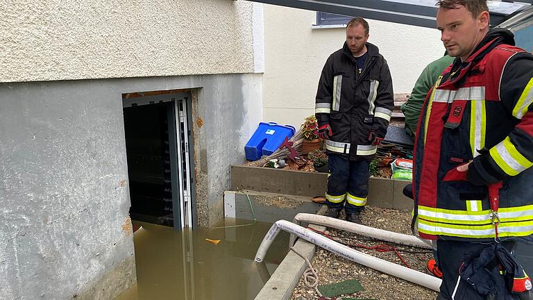 Die Pumpen der Feuerwehren aus Schweinfurt und dem Landkreis standen nicht still während des mehrtägigen Hilfseinsatzes im schwäbischen Landkreis Aichach-Friedberg. Zahllose Keller waren vollgelaufen sowie Straßen überflutet. Am Dienstag hatte sich die Lage entspannt und das Hilfskontingent kehrte in die Heimat zurück.