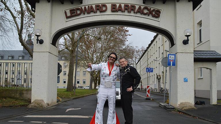 Duke Elvis und sein Gitarrist Joe Hurricane vor der Kaserne in Schweinfurt. - Duke Elvis und sein Gitarrist Joe Hurricane vor der Kaserne in Schweinfurt. Duke Elvis und sein Gitarrist Joe Hurricane vor der Kaserne in Schweinfurt. - Duke Elvis und sein Gitarrist Joe Hurricane vor der Kaserne in Schweinfurt.