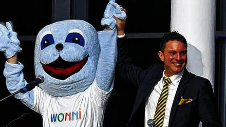 Hände hoch: Centermanager Wilko van Rijn und Maskottchen „Wonni“ freuen sich, dass die Arbeiten im Wonnemar beendet sind und der Badebetrieb endlich beginnen kann. Hände hoch: Centermanager Wilko van Rijn und Maskottchen „Wonni“ freuen sich, dass die Arbeiten im Wonnemar beendet sind und der Badebetrieb endlich beginnen kann.