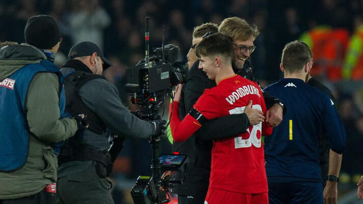 Glücklich       -  Jürgen Klopp und Ben Woodburn (r.) bejubeln den ersten Treffer des 17-Jährigen für den FC Liverpool. Foto: Peter Powell