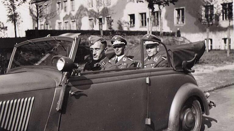 Am 30. April 1940 wurde Horstkommandant Emil Krebs (rechts) verabschiedet (neben ihm sein Nachfolger Major Hermann Kohlhase, im Hintergrund Mannschaftshäuser in Tarnbemalung).