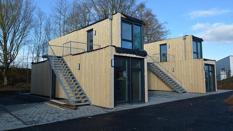 Aus umgebauten Hochseefrachtcontainern sind im Wertheimer Stadtteil Reinhardshof 21 kleine Wohnungen entstanden. Dort sind die Boardinghouse-Quartiere für Berufstätige gedacht, die nur für wenige Monate ein Apartment suchen. Die Bauvoranfrage für Wohnungen aus ausgemusterten Seecontainern in Gaibach hat der Volkacher Bauausschuss abgelehnt.&nbsp;