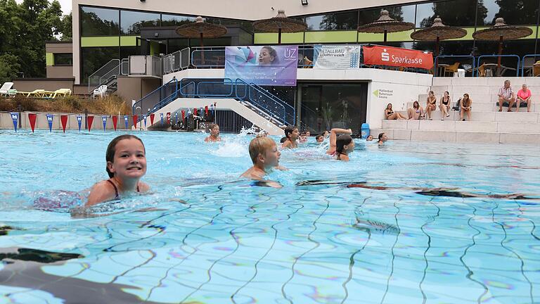 Riesenspaß hatten die Kinder am Mittwoch beim Schulsportwettbewerb 'Swim &amp; Run' im Geomaris. Es war die erste Durchführung des Großevents nach drei Jahren Unterbrechung aufgrund der Pandemie.