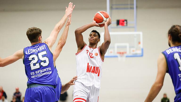 Neuauflage im Finale: Der Bundesliga-Nachwuchs der Würzburg Baskets, hier Elijah Ndi beim Wurf, trifft erneut auf die TG Veitshöchheim um Eric Leonhardt, der den Wurf verteidigt.