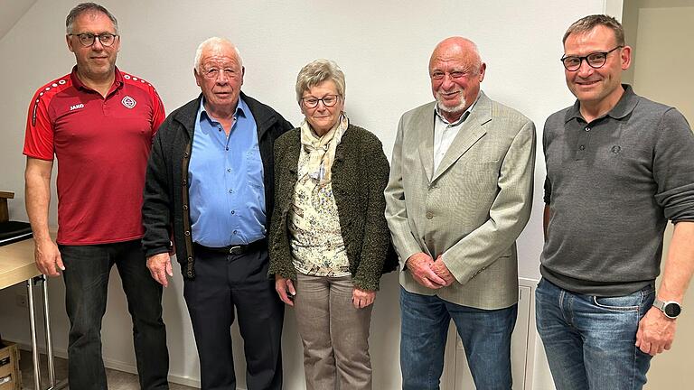 Die ernannten Ehrenmitglieder Heinz Weiler, Hannelore Schneider und Fred Weiler mit Vorstand Uwe Schömig und Bürgermeister Michael Freudenberger.