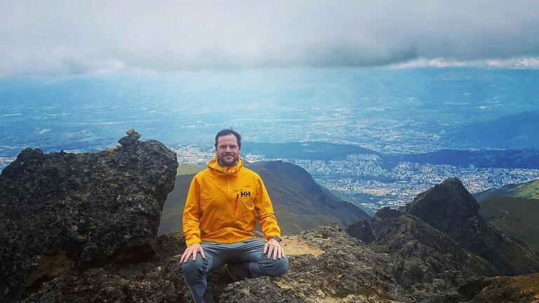 Marius Hess lebt und arbeitet seit fast zwei Jahren in Ecuador als Lehrer an der Deutschen Schule in Cumbaya bei Quito.&nbsp; Hier ist er auf dem Hausberg Quitos, dem Rucu Pinchincha, auf 4700 Metern Höhe.&nbsp;&nbsp;