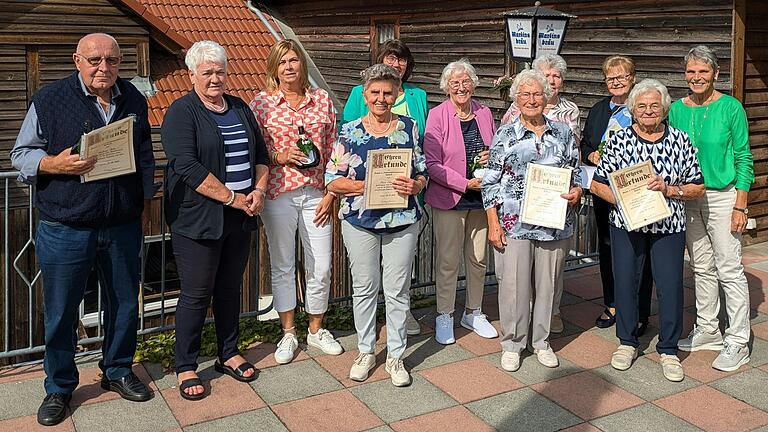 Auf dem Foto (von links): Manfred Roth, Antonie Herrmann (1. Vorsitzende), Birgit Rüb (25 Jahre), Maria Schmelz, Anita Hauptmann (25 Jahre), Ida Sendelbach (25 Jahre), Elfriede Hasenfuß, Waldburga Herold, Frida Juhr, Luitgard Herrmann, Ulrike Behr (2. Vorsitzende).