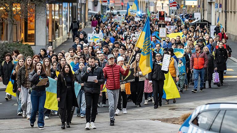 Der Gedenkmarsch startete am Hauptbahnhof und führte einmal rund um die Innenstadt zum Marktplatz. Der Gedenkmarsch startete am Hauptbahnhof und führte einmal rund um die Innenstadt zum Marktplatz.