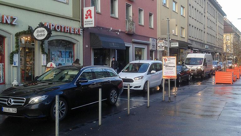 Sieht so eine Fußgängerzone aus? In der unteren Theaterstraße fahren nach wie vor viele Autos, wie das Foto von Anlieger Norbert Deßloch zeigt.&nbsp;