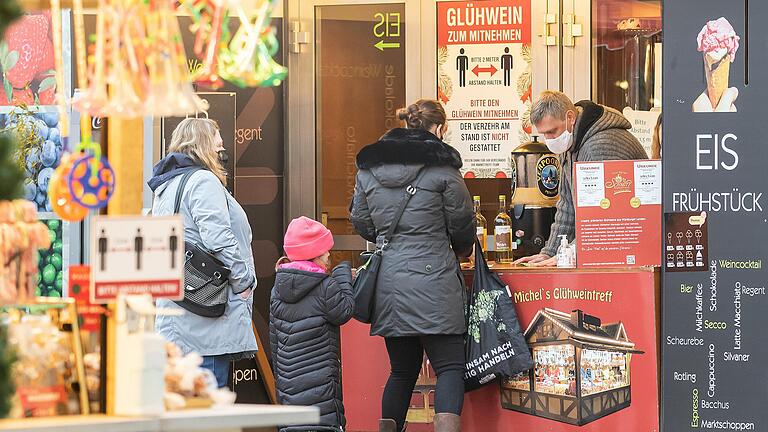 Weil der Markttreff auf dem unteren Markt als Gaststätte gilt, darf hier Glühwein 'to go' verkauft werden. Auf dem Adventsmarkt rundherum hingegen nicht.