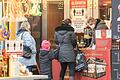 Weil der Markttreff auf dem unteren Markt als Gaststätte gilt, darf hier Glühwein 'to go' verkauft werden. Auf dem Adventsmarkt rundherum hingegen nicht.