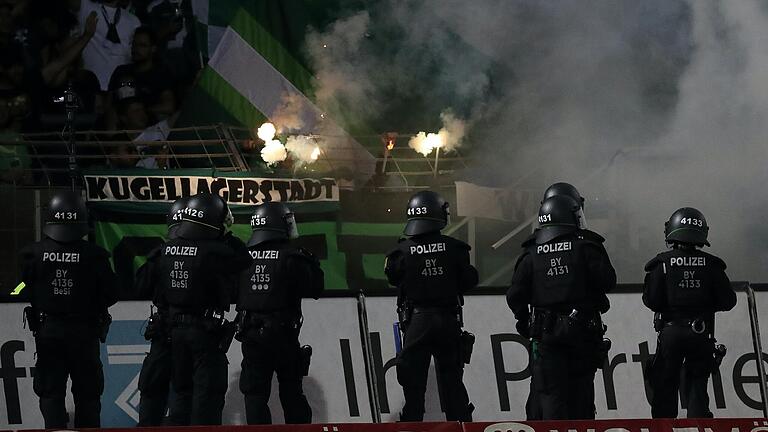 Unnötige Szenen, Teil 2: Fans des FC 05 Schweinfurt zünden Bengalos.