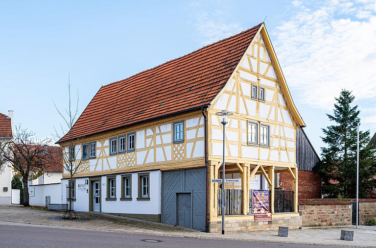 Als der Kunsthandwerkerhof vor einigen Jahren eröffnet wurde, wurde er an die Nahwärme-Versorgung angeschlossen. Die dafür notwendigen Rohrleitungen waren schon bei der Konzeption der Stadtlauringer Nahwärme mitverlegt worden. Als der Kunsthandwerkerhof vor einigen Jahren eröffnet wurde, wurde er an die Nahwärme-Versorgung angeschlossen. Die dafür notwendigen Rohrleitungen waren schon bei der Konzeption der Stadtlauringer Nahwärme mitverlegt worden.
