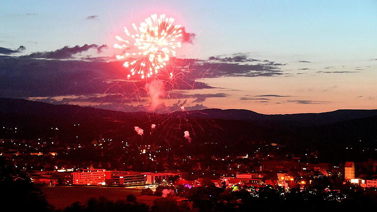 So strahlend sah das Feuerwerk über Bad Neustadt beim Volksfest-Abschluss 2022 aus. So strahlend sah das Feuerwerk über Bad Neustadt beim Volksfest-Abschluss 2022 aus. 