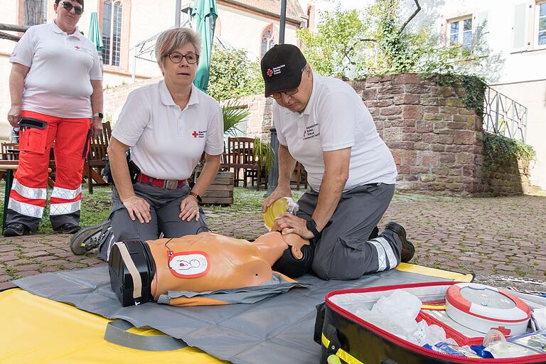 Die 'Helfer vor Ort' des Roten Kreuzes aus Hofstetten demonstrierten den Einsatz von Defibrillatoren, die vermehrt öffentlich zugänglich sind.