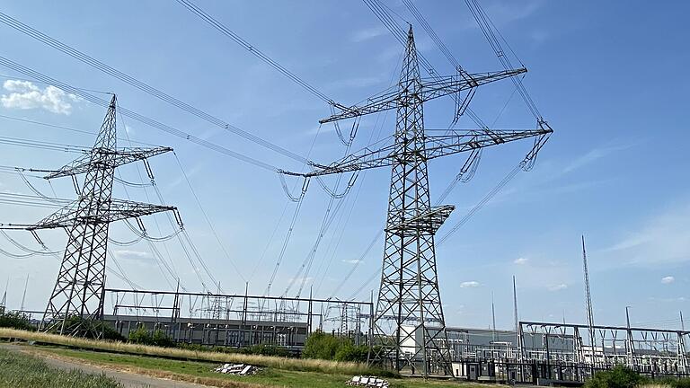 Zwei neue große Stromleitungen sollen offenbar quer durch Unterfranken verlaufen. Geplant ist zudem ein Konverter in Trennfeld (Lkr. Main-Spessart) – wohl ähnlich dem Umspannwerk in Großgartach bei Heilbronn auf diesem Archiv-Foto.