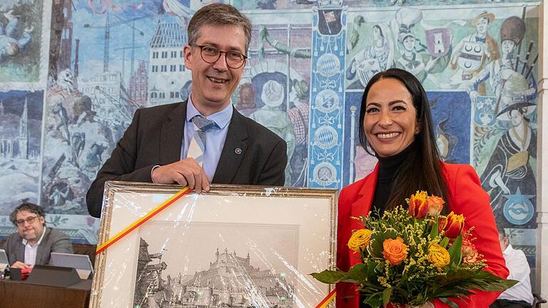 Oberbürgermeister Christian Schuchardt dankte Dr. Hülya Düber für ihr Engagement als Würzburger Sozialpolitikerin. Oberbürgermeister Christian Schuchardt dankte Dr. Hülya Düber für ihr Engagement als Würzburger Sozialpolitikerin.