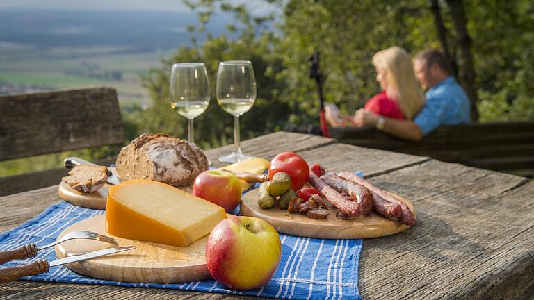 Zünftige Brotzeit auf dem Schwanberg: Mit einem Naturtourismuskonzept will die Stadt Iphofen nicht nur dort Chancen und Potenziale herausarbeiten.