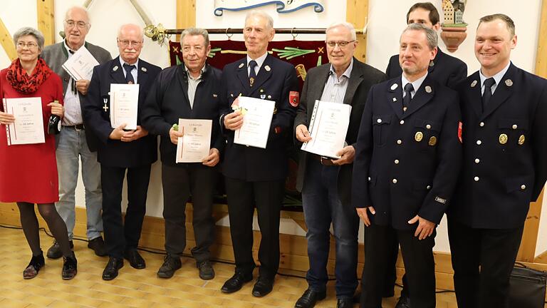 Ehrung Fördermitglieder (von links) Sonja und Rudi Gutbrod, Edgar Stüber, Walter Pfannes, Robert Ödamer, Claus Menth, Klaus Pfeufer Martin Ödamer (verdeckt) und Frank Jacob.