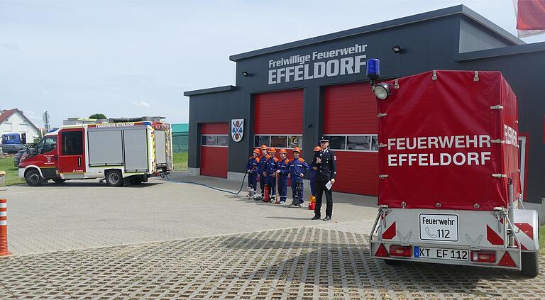 Das Feuerwehrhaus in Effeldorf wurde von der Stadt Dettelbach errichtet, doch erbrachte die Dorfgemeinschaft 2400 ehrenamtliche Stunden als Eigenleistung. Die Feuerwehrjugend und Kommandant Benedikt Endres erwarteten die Bewertungsdelegation. Das Feuerwehrhaus in Effeldorf wurde von der Stadt Dettelbach errichtet, doch erbrachte die Dorfgemeinschaft 2400 ehrenamtliche Stunden als Eigenleistung. Die Feuerwehrjugend und Kommandant Benedikt Endres erwarteten die Bewertungsdelegation.
