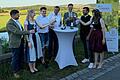 Die Siegerweine 2024/2025 stammen aus dem Weingut Weinbau Robert Ruppenstein aus Oberschwarzach und aus dem Weingut Martin Mößlein aus Zeilitzheim. Das Bild zeigt: Ralf Schwarz (Fachberater Önologie des Bezirks Unterfranken), die Lindacher Weinprinzessin Julia Krapf, Simon und Robert Ruppenstein, Landrat Florian Töpper, Martin Mößlein und die Wipfelder Weinprinzessin Elena Weißenberger.