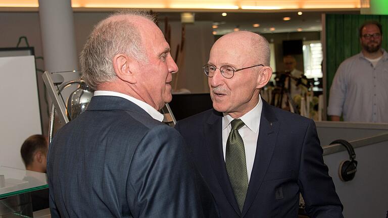 Uli Hoeneß und Willi Lemke       -  Zwei alte Rivalen, die sich am Ende versöhnt haben: Bayern Münchens Ehrenpräsident Uli Hoeneß und der verstorbene Wille Lemke beim 70. Geburtstag des früheren Werder-Managers in Bremen.