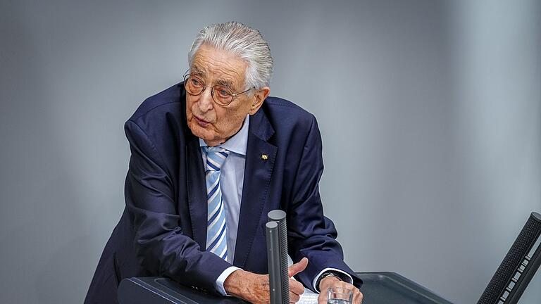 75. Jahrestag der konstituierenden Sitzung des Bundestages       -  Der früherer Bundesminister Gerhart Baum appellierte, die Demokratie tatkräftig zu verteidigen.
