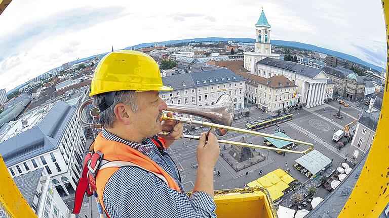 Blasmusik vom Baukran - (lsw) Werner Schrietter, Professor für Posaune an der Hochschule für Musik Karlsruhe, probt am Freitag in luftiger Höhe von etwa 30 Metern in der Gondel eines Baukrans über der Karlsruher Innenstadt. Anlass ist das Festival „Karlsruhe klingt – music to go“, das am Samstag stattfindet. An dreizehn Orten in der Karlsruher Innenstadt treten dabei Ensembles mit Studierenden der Hochschule auf. Veranstalter sind unter anderem die Hochschule für Musik sowie die Stadtmarketing Karlsruhe GmbH. Blasmusik vom Baukran - (lsw) Werner Schrietter, Professor für Posaune an der Hochschule für Musik Karlsruhe, probt am Freitag in luftiger Höhe von etwa 30 Metern in der Gondel eines Baukrans über der Karlsruher Innenstadt. Anlass ist das Festival „Karlsruhe klingt – music to go“, das am Samstag stattfindet. An dreizehn Orten in der Karlsruher Innenstadt treten dabei Ensembles mit Studierenden der Hochschule auf. Veranstalter sind unter anderem die Hochschule für Musik sowie die Stadtmarketing Karlsruhe GmbH.