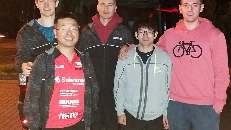 Nachts um eins auf einem Autobahn-Rastplatz: Die siegreiche Mannschaft des TSV Bad Königshofen, mehr oder weniger müde mit (von links) Kilian Ort, Trainer Koji Itagaki, Filip Zeljko, Mizuki Oikawa und Bence Majoros.
