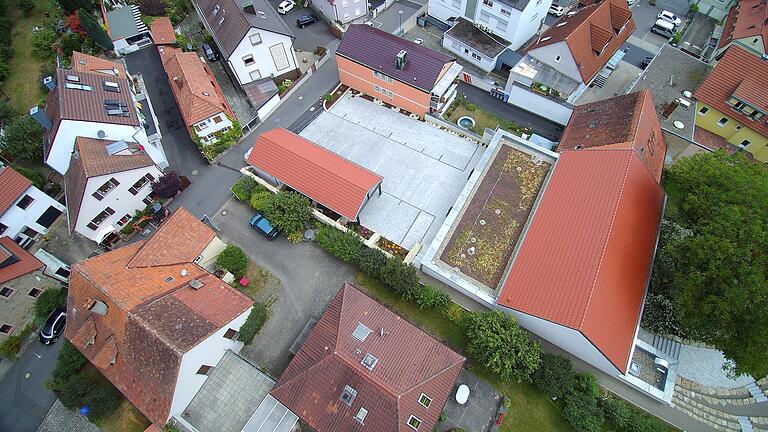Die Kulturscheune im Höchberger Wallweg bietet mit Hof, Foyer, Hauptsaal und Garten viel Potenzial für Veranstaltungen verschiedenster Art. Eine Art Testbetrieb startet nun noch im August mit einem kleinen Sommerprogramm. Die Kulturscheune im Höchberger Wallweg bietet mit Hof, Foyer, Hauptsaal und Garten viel Potenzial für Veranstaltungen verschiedenster Art. Eine Art Testbetrieb startet nun noch im August mit einem kleinen Sommerprogramm.
