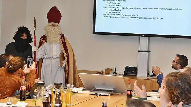 Unterstützung und lobende Wort von 'ganz oben', nämlich vom Heiligen Nikolaus, bekamen Bürgermeister Björn Denner (vorne rechts) und sein Marktgemeinderat am Donnerstagabend bei der Sitzung im Oberelsbacher Rathaus. Unterstützung und lobende Wort von 'ganz oben', nämlich vom Heiligen Nikolaus, bekamen Bürgermeister Björn Denner (vorne rechts) und sein Marktgemeinderat am Donnerstagabend bei der Sitzung im Oberelsbacher Rathaus.