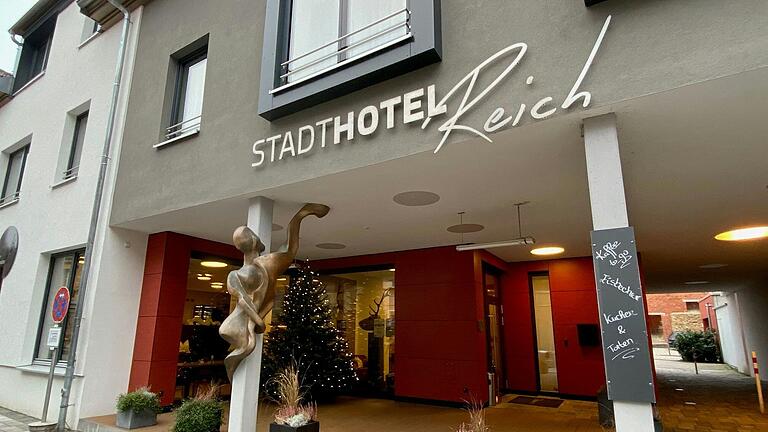 Das Restaurant 'Zur Trophäe' im Stadthotel Reich in Mellrichstadt ist an den Weihnachtsfeiertagen komplett ausgebucht. Das Restaurant 'Zur Trophäe' im Stadthotel Reich in Mellrichstadt ist an den Weihnachtsfeiertagen komplett ausgebucht.