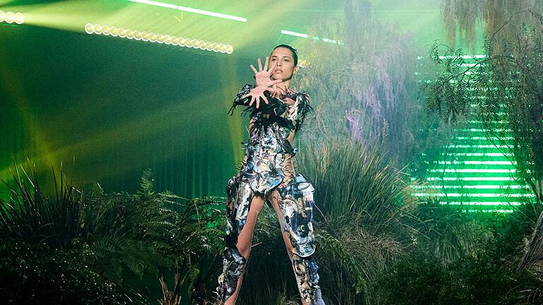 Wegen dieser Power-Pose schmiss Heidi Klum Laura aus Würzburg aus der Prosieben Sendung Germanys Next Topmodel. Wegen dieser Power-Pose schmiss Heidi Klum Laura aus Würzburg aus der Prosieben Sendung Germanys Next Topmodel.