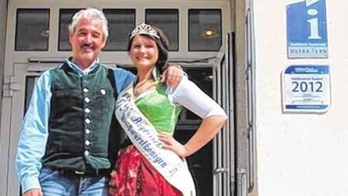 Neue Wirkungsstätte: Bernhard Mosandl ist seit 1. April Geschäftsführer der Tourismus GmbH in Bodenmais. Als solcher hat er zahlreiche Termine wahrzunehmen wie zum Beispiel einen Empfang der Weißwurstkönigin Steffi Forster. Neue Wirkungsstätte: Bernhard Mosandl ist seit 1. April Geschäftsführer der Tourismus GmbH in Bodenmais. Als solcher hat er zahlreiche Termine wahrzunehmen wie zum Beispiel einen Empfang der Weißwurstkönigin Steffi Forster.