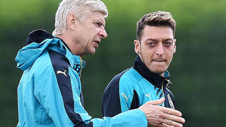 Mesut Özil und Arsène Wenger       -  Sind noch beim Arsenal vereint: Trainer Arsène Wenger (l) und Mesut Özil.