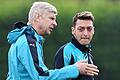 Mesut Özil und Arsène Wenger       -  Sind noch beim Arsenal vereint: Trainer Arsène Wenger (l) und Mesut Özil.