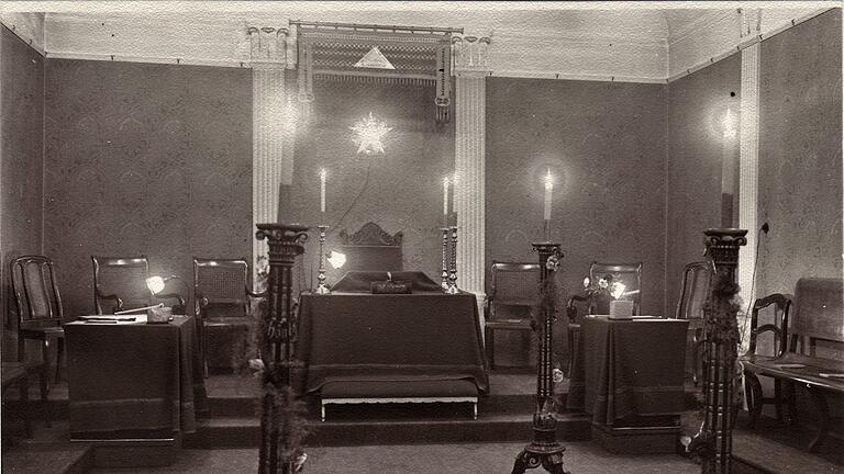 Blick in den Tempel der Schweinfurter Freimaurerloge 'Brudertreue am Main'. Die Aufnahme entstand vermutlich in den 1920er Jahren. Im Nationalsozialismus wurden das Logenhaus und sein gesamter Inhalt beschlagnahmt.