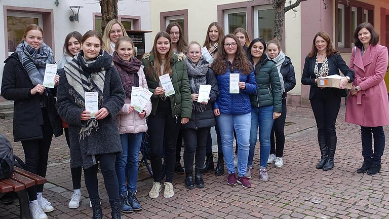 Die Schülerinnen des P-Seminars Mathematik der Theodosius-Florentini-Schule mit ihrer Lehrerin Henrike Hohmann (rechts) haben Gemünden einen Wanderweg mit Rechenaufgaben geschenkt. Kulturamtsleiterin Jasna Blaic (Zweite von rechts) dankte ihnen im Namen der Stadt.